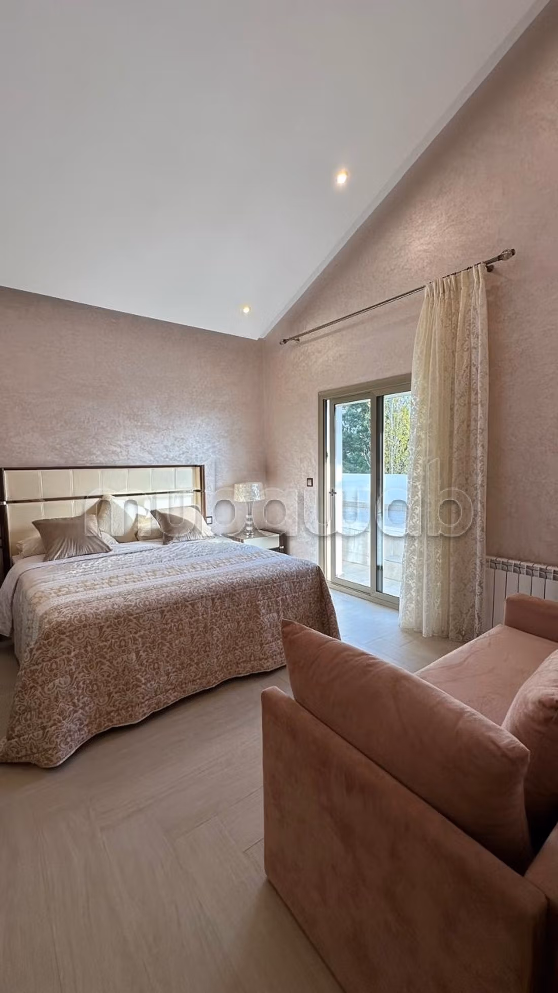A LOUER: Villa splendide avec jardin à Rmilat