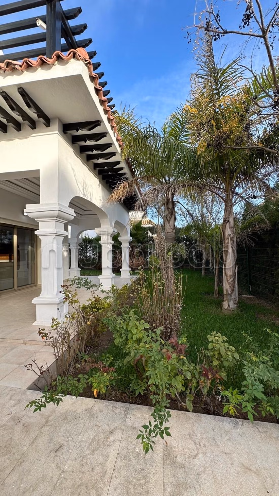 A LOUER: Villa splendide avec jardin à Rmilat