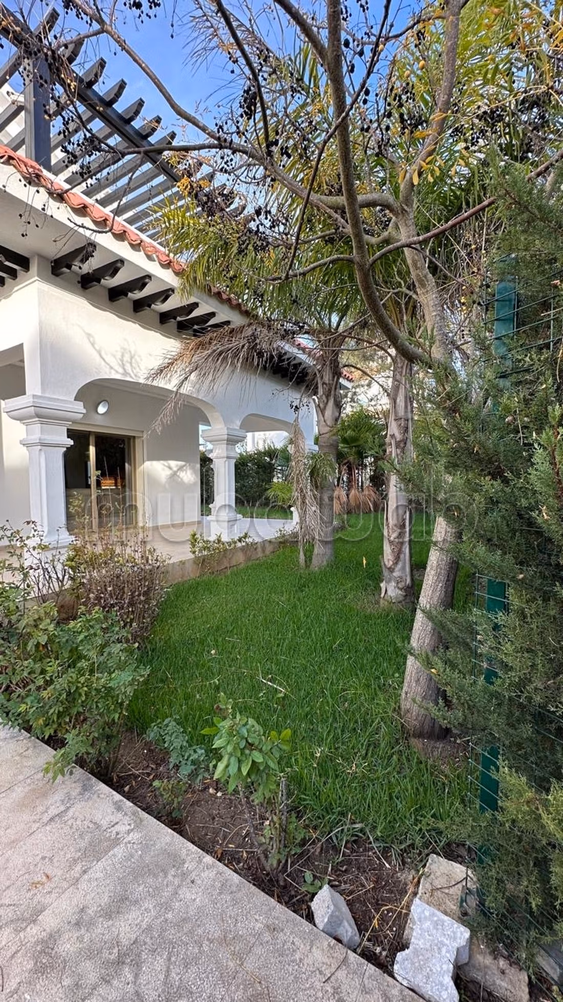 A LOUER: Villa splendide avec jardin à Rmilat