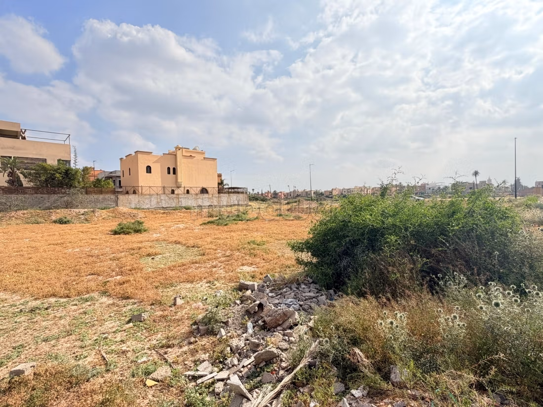 Terrain 2300 m² titré à Targa – Constructible villa