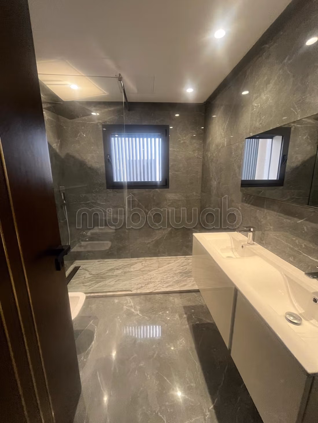 Villa de alto standing en venta. 4 dormitorios. Con ascensor y zona verde