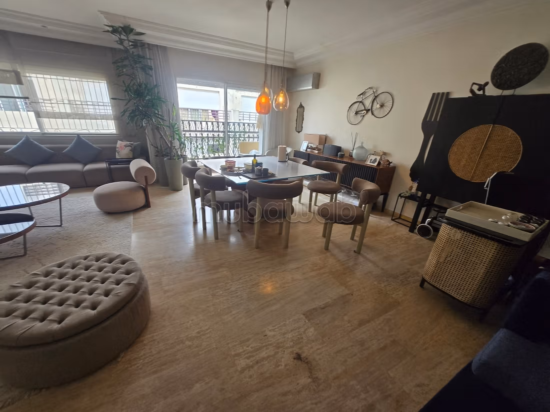 Vente d'un bel appartement à Triangle d'Or. 
3 chambres agréables. 
Salon traditionnel et porte blindée