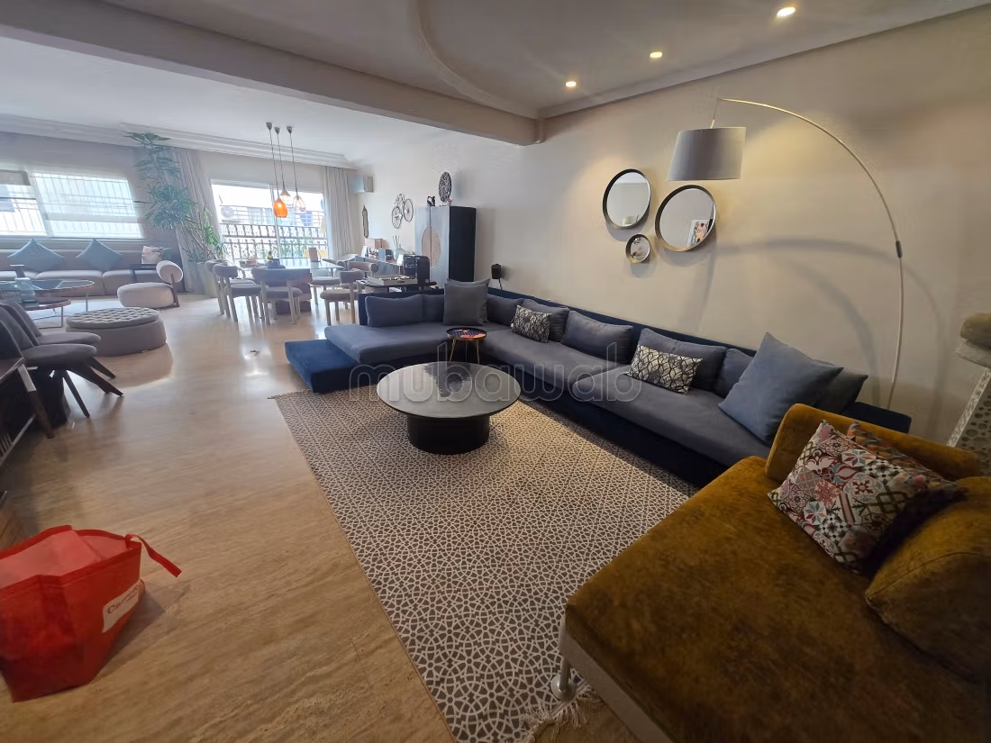 Vente d'un bel appartement à Triangle d'Or. 
3 chambres agréables. 
Salon traditionnel et porte blindée — 4