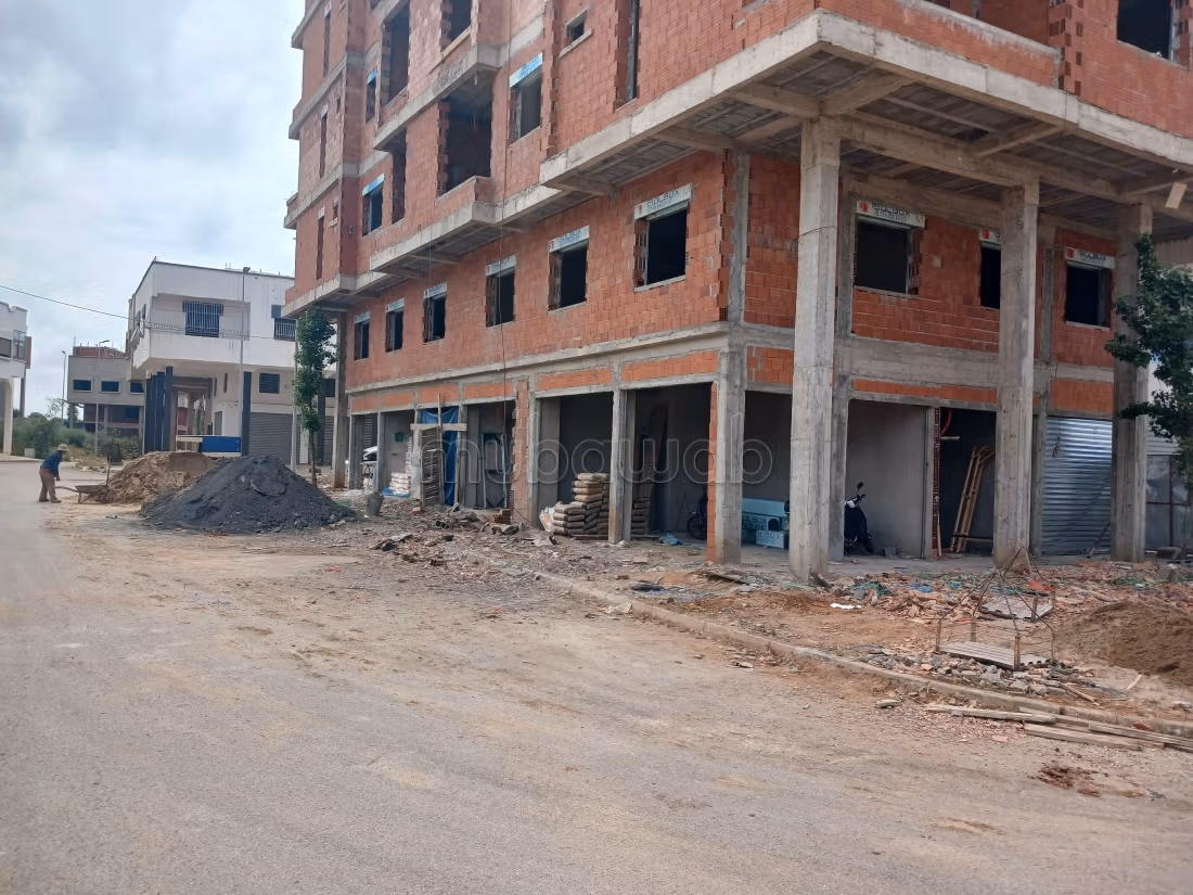 Local commercial à l'achat à La Ville Haute. Surface de 56 m². Double vitrage et porte blindée