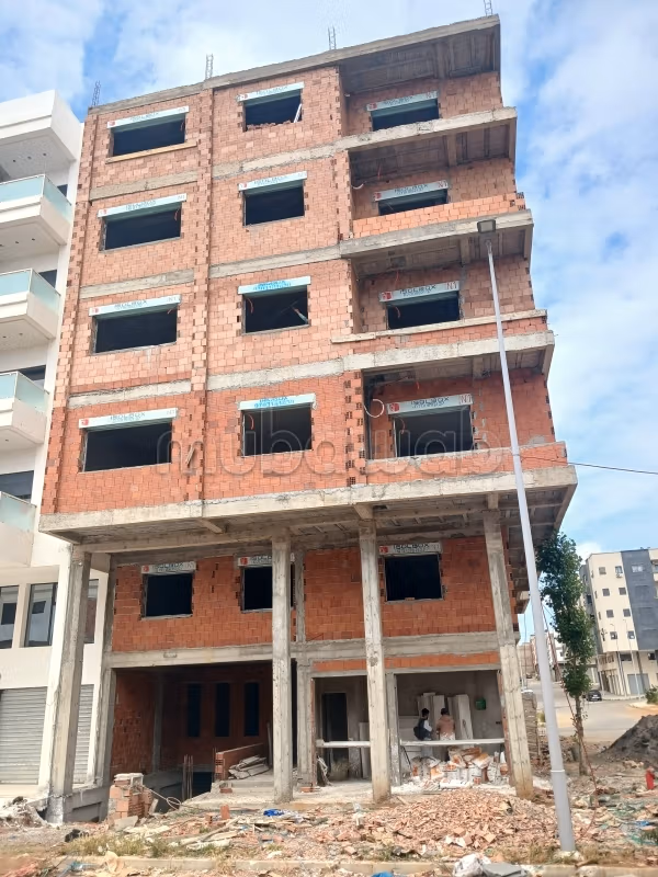 Oficinas y locales comerciales en venta en La Ville Haute. Superficie de 56 m². Puerta de seguridad, residencia cerrada