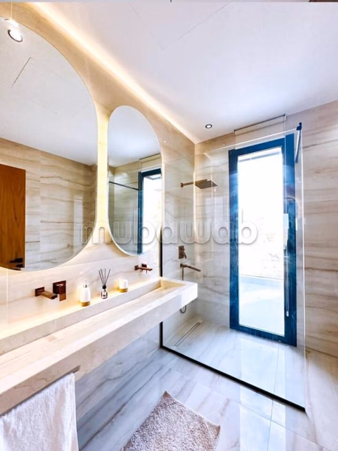Maison de luxe à louer à Route de l'Ourika.
Surface de 360 m².
Meublé