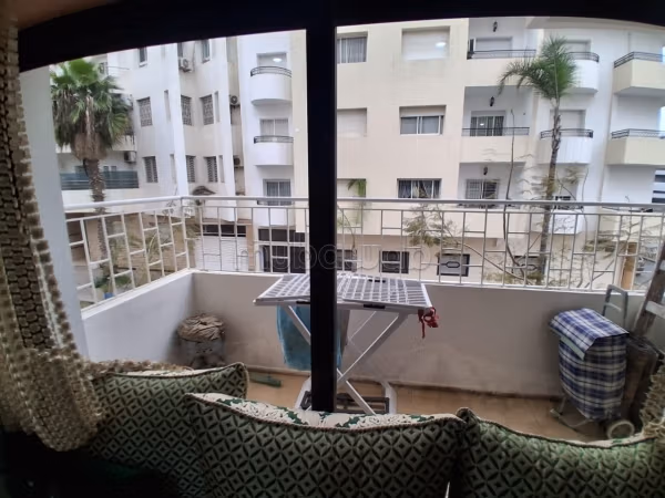 Vend appartement à Riyad Extension. 3 belles chambres. Système de parabole et salon marocain