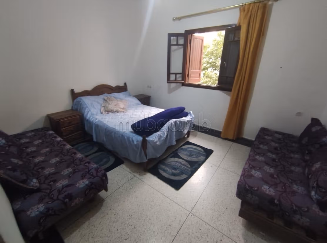 Location d'un appartement à Résidence al arz. 
Surface de 98 m². 
Meublé