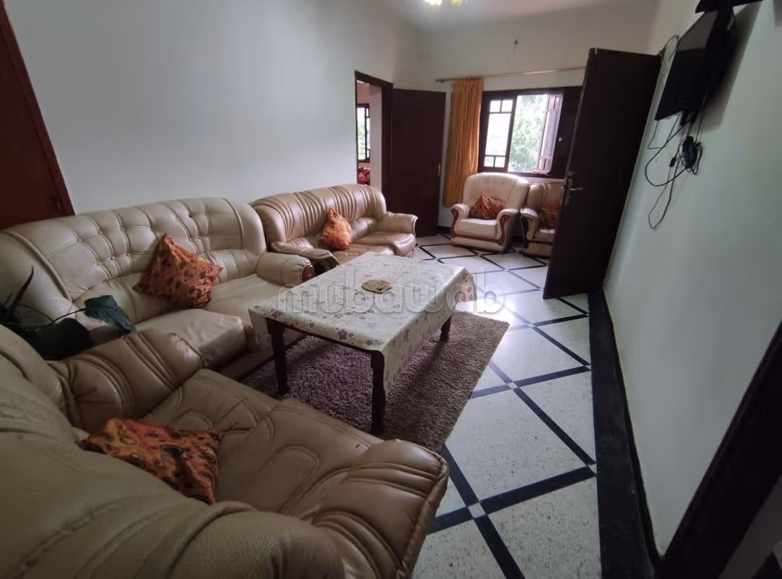 Location d'un appartement à Résidence al arz. 
Surface de 98 m². 
Meublé — 5