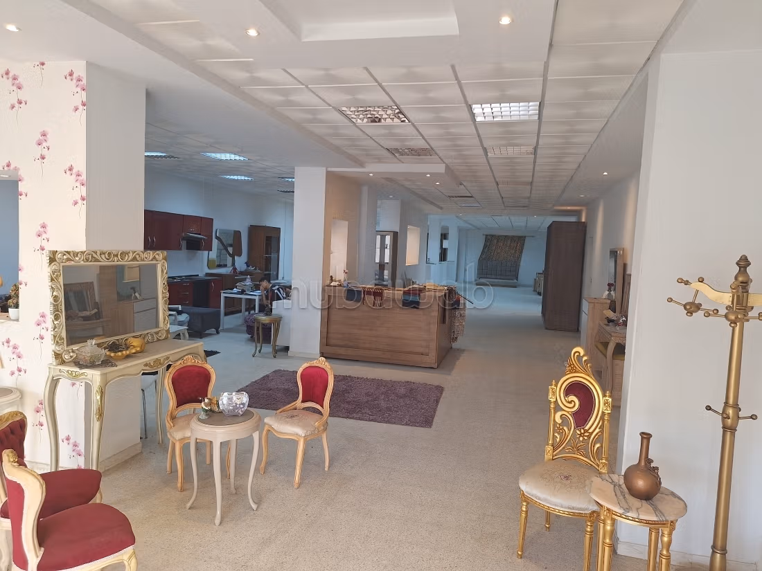 Local commercial en vente à Akouda.
Superficie 320 m²