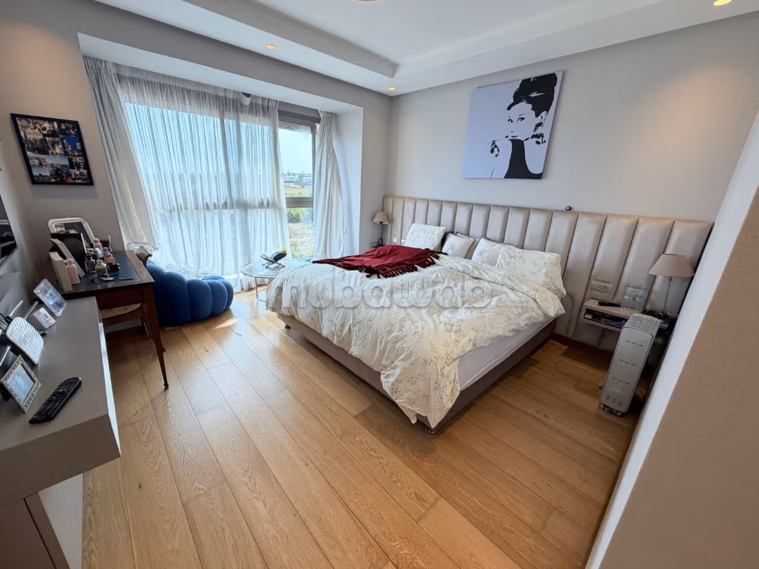 Luxury home for sale. 4 beautiful rooms. Usable fireplace, General air conditioning