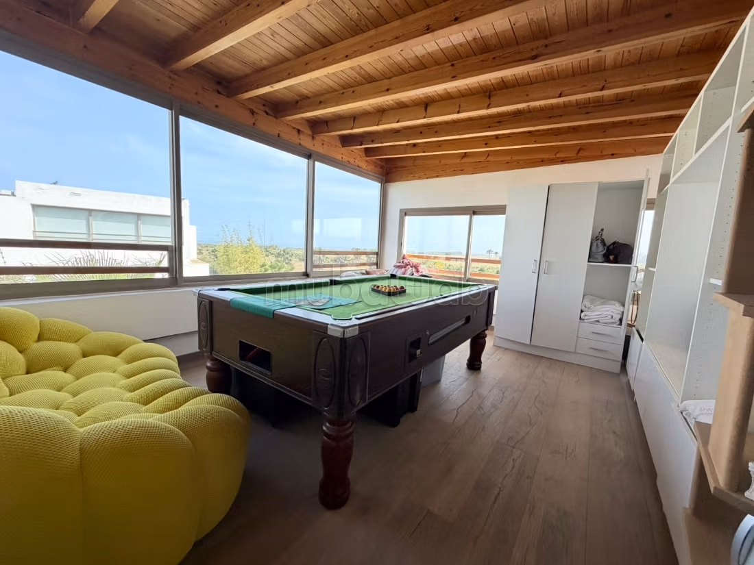 Luxury home for sale. 4 beautiful rooms. Usable fireplace, General air conditioning
