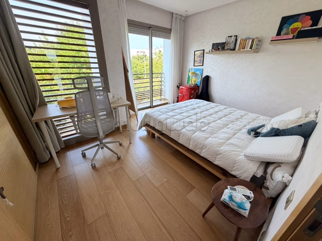 Luxury home for sale. 4 beautiful rooms. Usable fireplace, General air conditioning