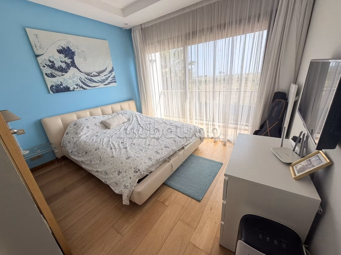 Luxury home for sale. 4 beautiful rooms. Usable fireplace, General air conditioning
