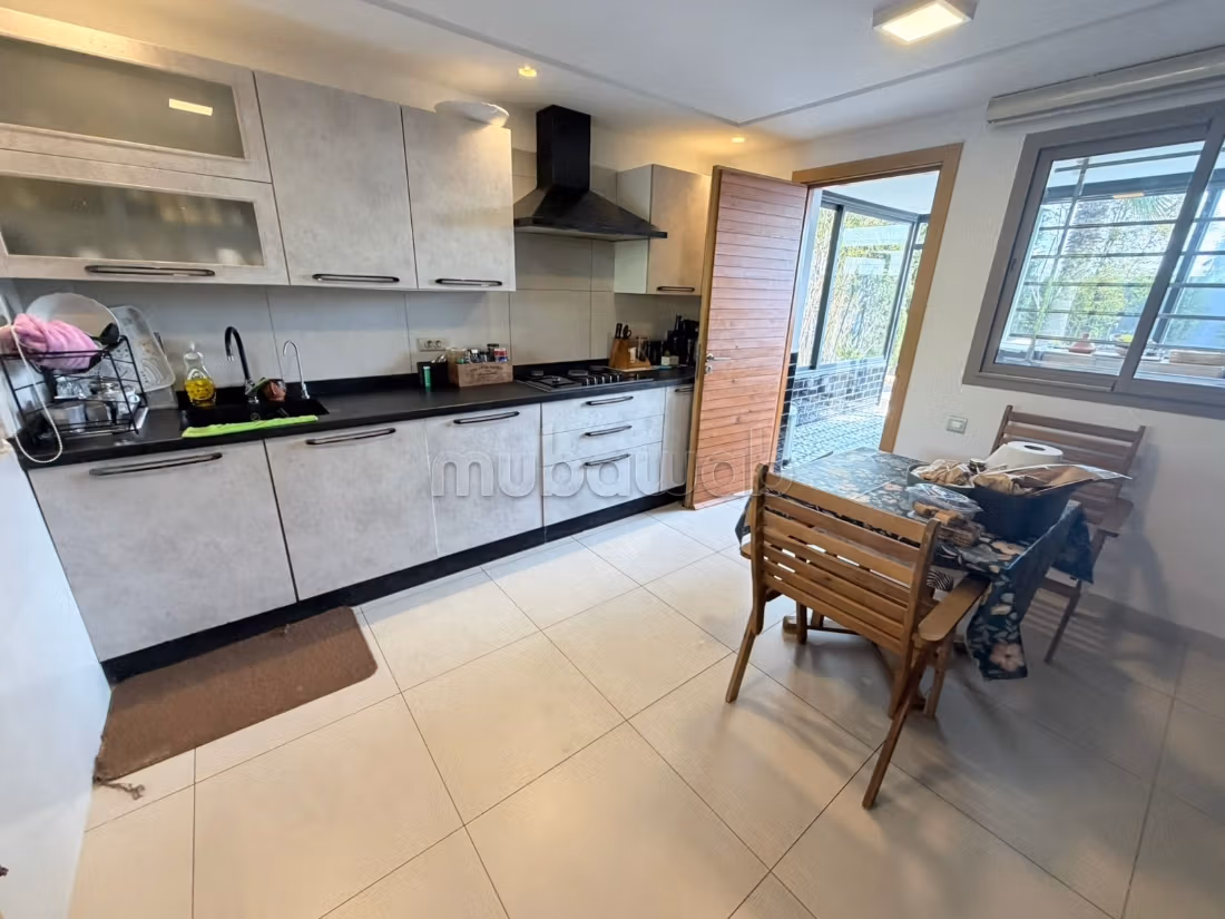 Luxury home for sale. 4 beautiful rooms. Usable fireplace, General air conditioning