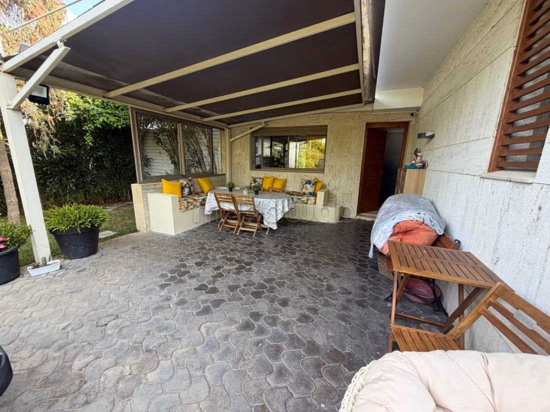 Luxury home for sale. 4 beautiful rooms. Usable fireplace, General air conditioning