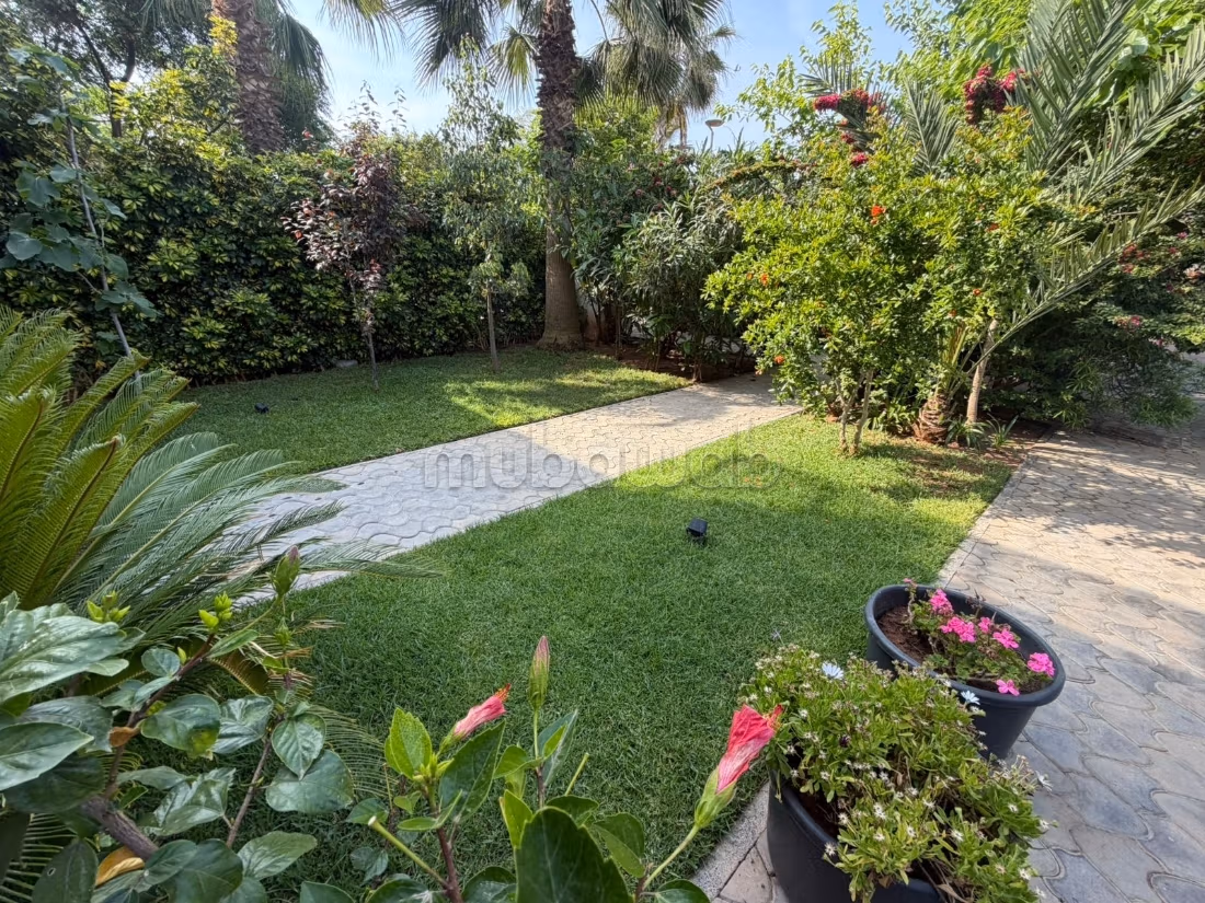 Luxury home for sale. 4 beautiful rooms. Usable fireplace, General air conditioning