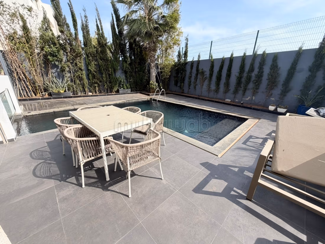 Luxury home for sale. 4 beautiful rooms. Usable fireplace, General air conditioning
