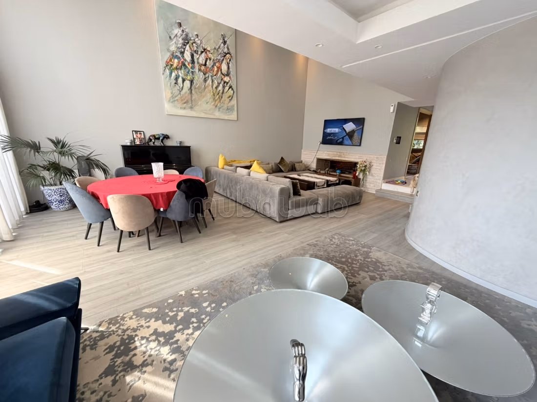 Luxury home for sale. 4 beautiful rooms. Usable fireplace, General air conditioning