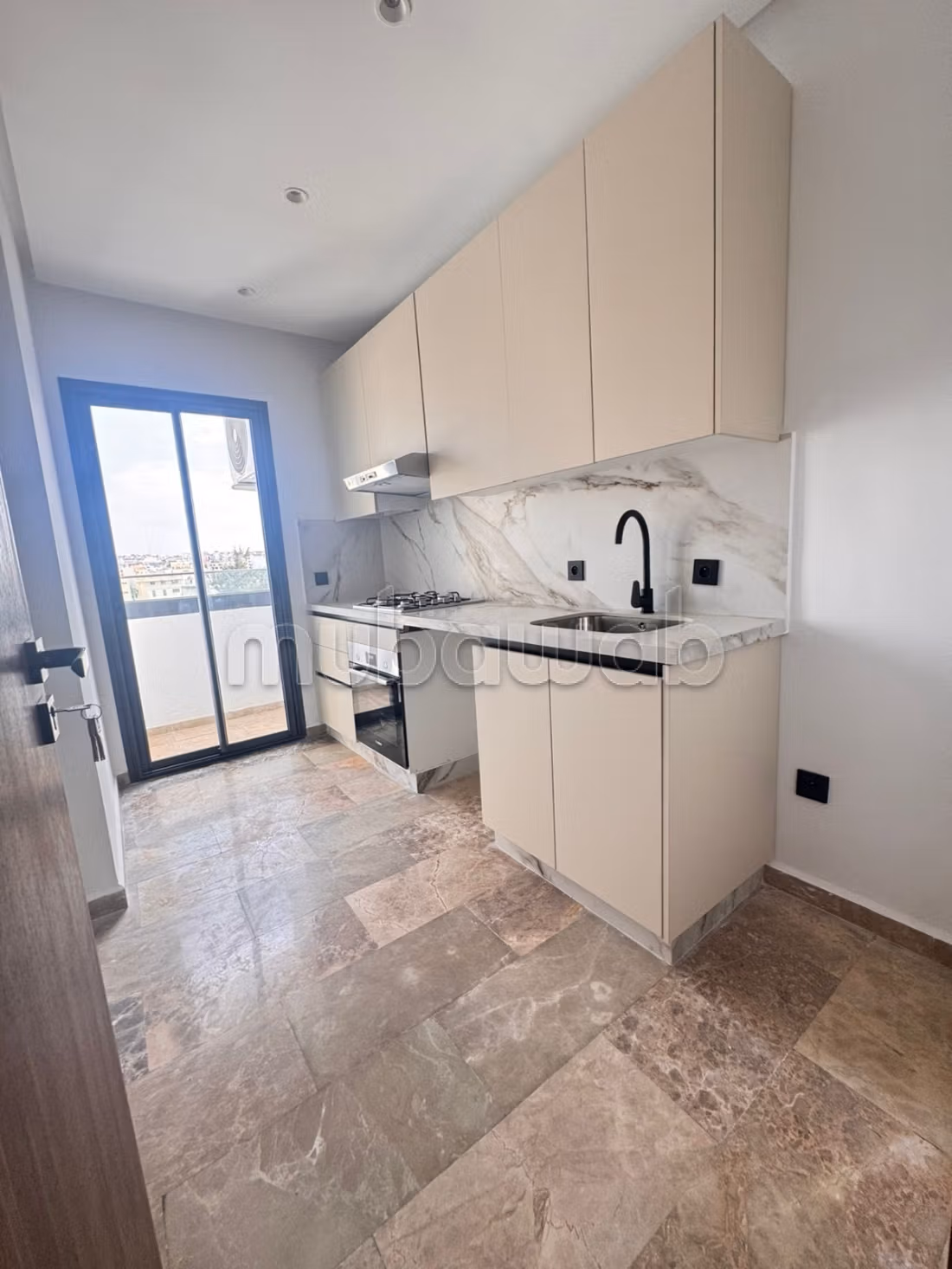 Empty apartment for rent Castilla