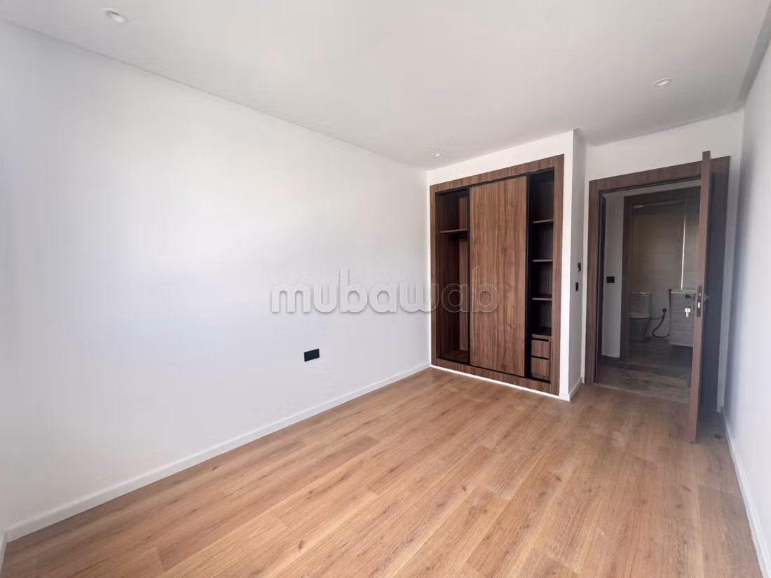 Empty apartment for rent Castilla
