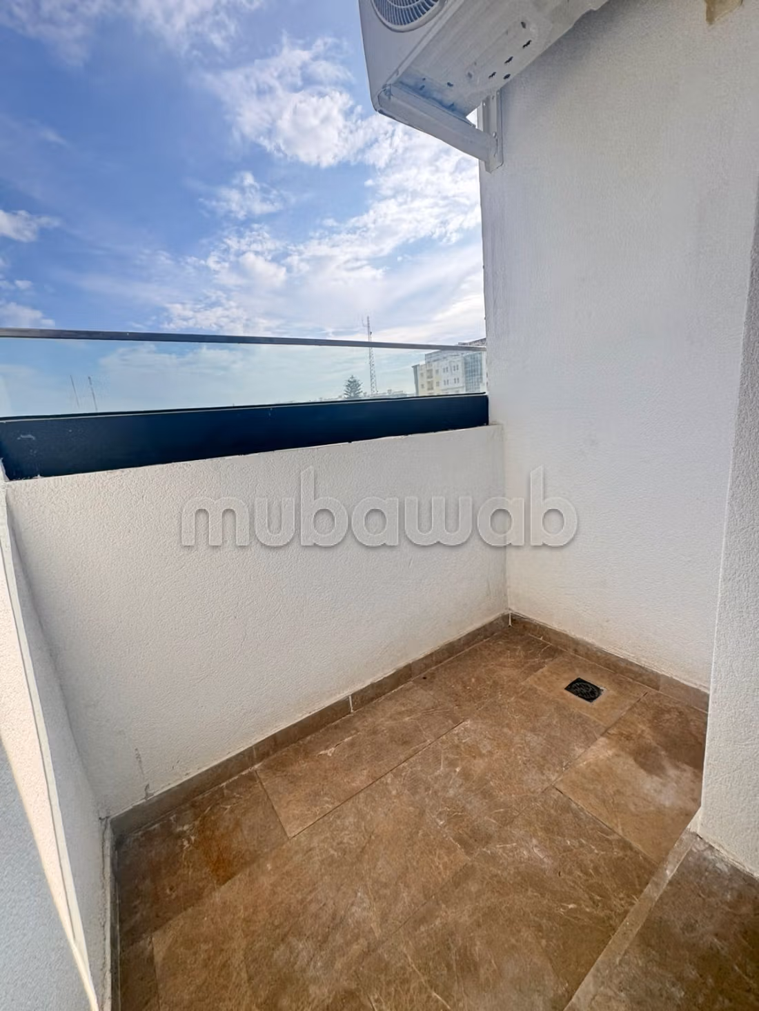 Empty apartment for rent Castilla