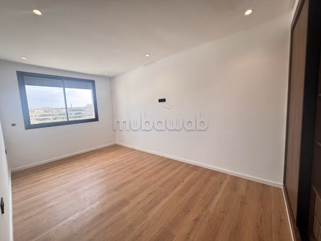 Empty apartment for rent Castilla