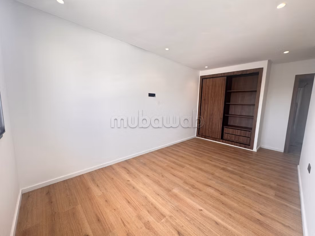 Empty apartment for rent Castilla