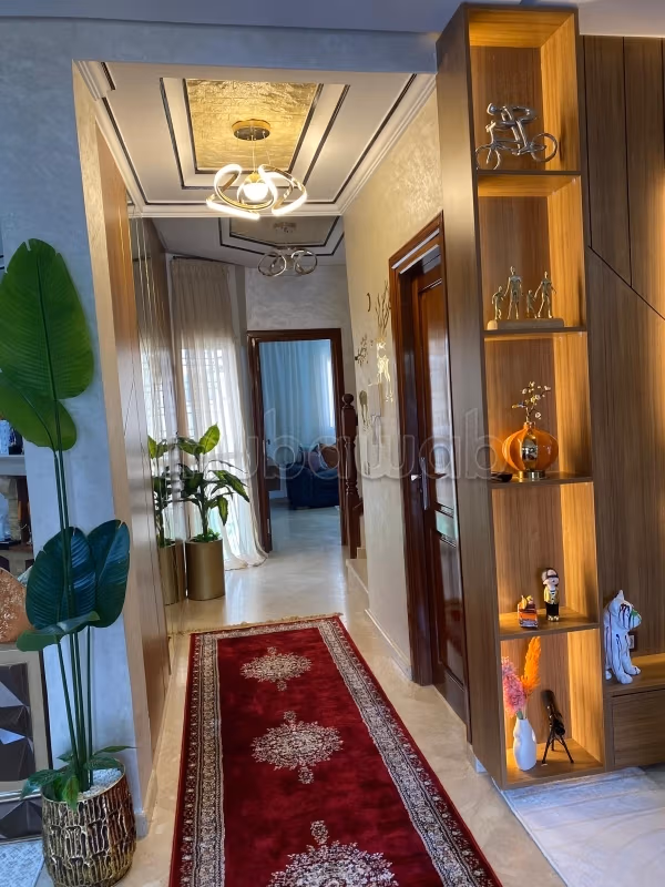 Maison de haut standing à vendre à Riyad. 
3 belles chambres. 
Parking privé