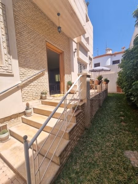 Maison de haut standing à vendre à Hay Dakhla. 4 grandes pièces. Système de parabole et résidence sécurisée
