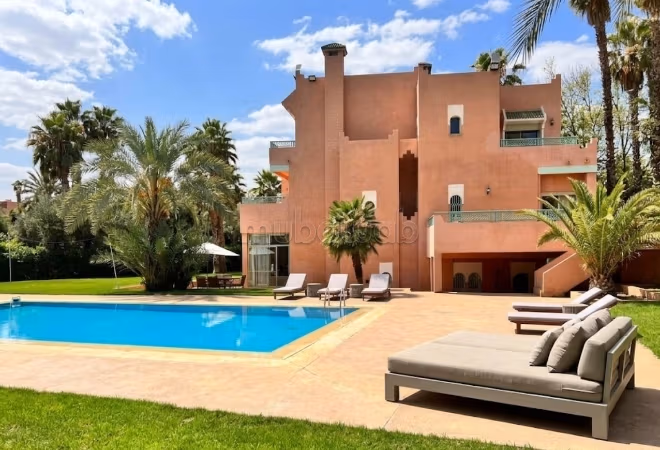 Charming villa with heated pool and palm garden