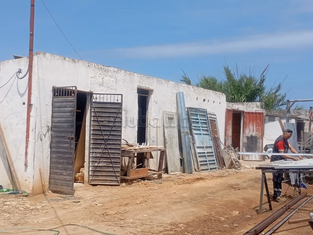 Casa con comercios en venta