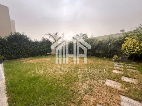 Un appartamento S1 a Soukra con un grande giardino