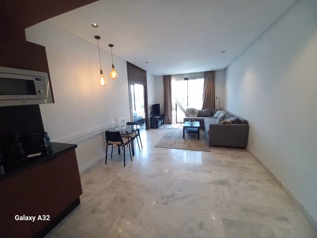 Très bel appartement en location à Oasis.
Surface de 60 m².
Résidence avec concierge, climatisation générale