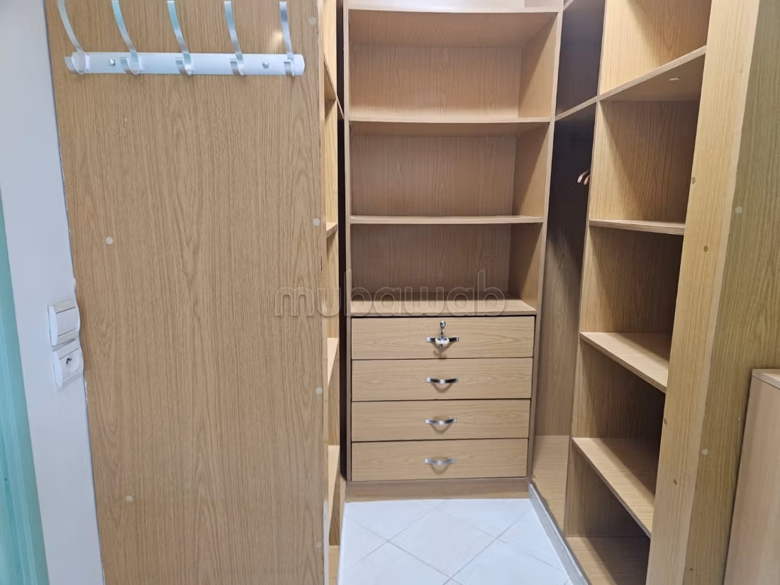 Loue, appartement de 170 m2, quartier residenciel