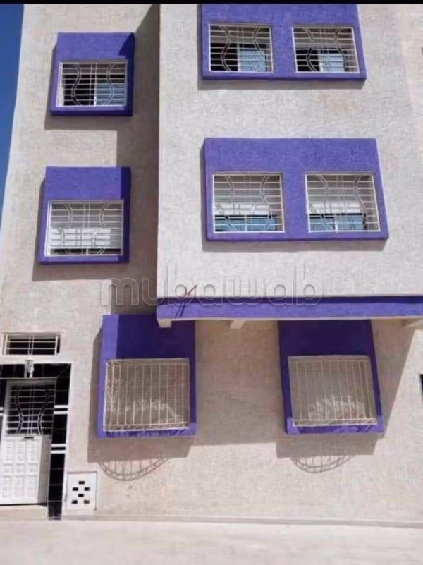 Vendita appartamento a Oliverie. 1 locale. Porta blindata e salotto tradizionale marocchino