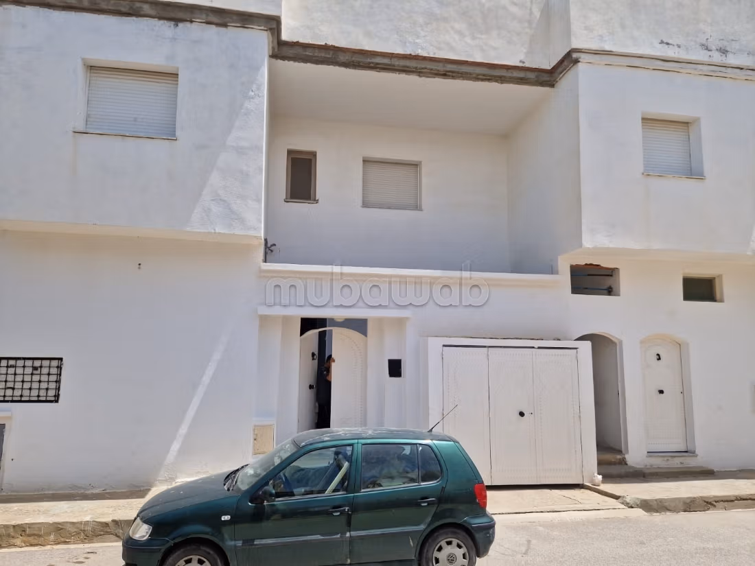 Somptueuse villa à vendre à Cité El Amel 2.
Surface de 208 m².
Places de parking