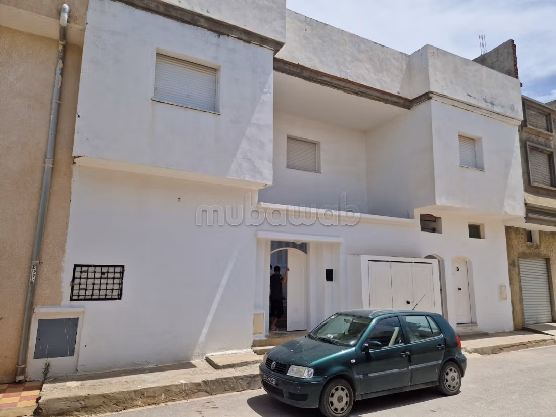 Somptueuse villa à vendre à Cité El Amel 2.
Surface de 208 m².
Places de parking