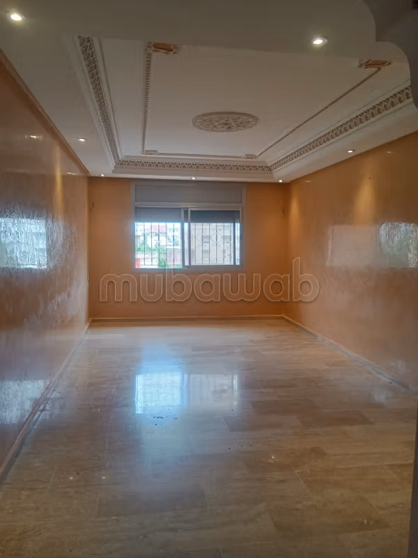 Louez cet appartement à Wifak. 
Surface totale 95 m². 
Salon typique marocain, résidence sécurisée