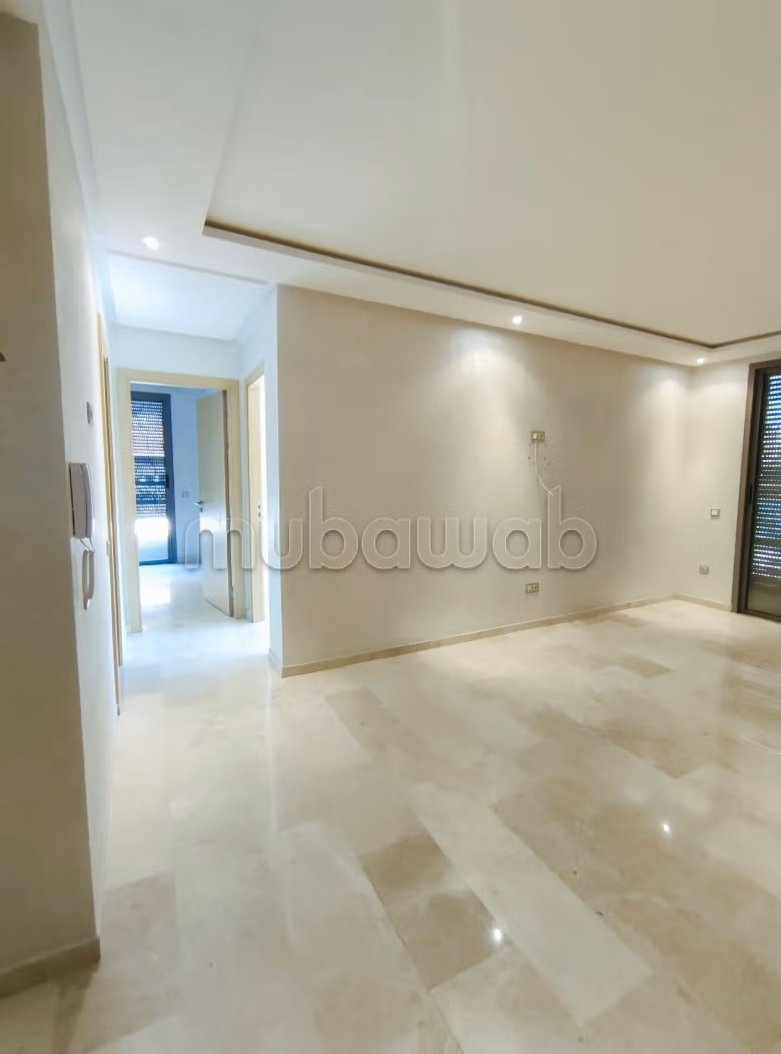 Très bel appartement en location à Guéliz. 
2 grandes pièces. 
Système de parabole et résidence sécurisée — 5