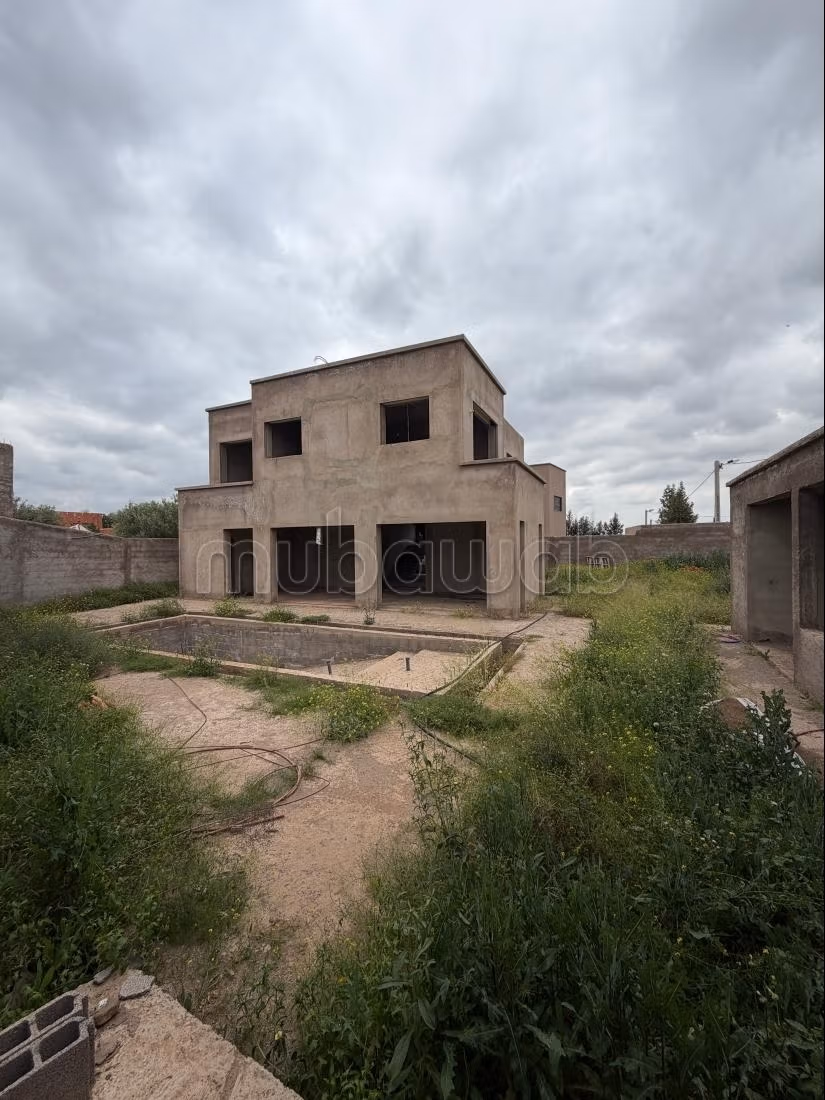 Semi-finished villa for sale – 550 m² – High-end environment
