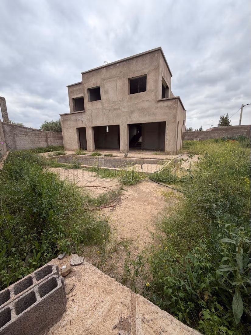 Semi-finished villa for sale – 550 m² – High-end environment