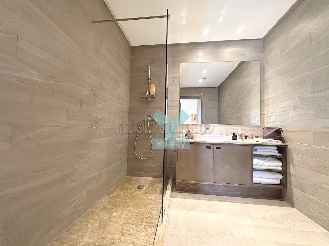 Superbe appartement vide terrasse parc et piscine