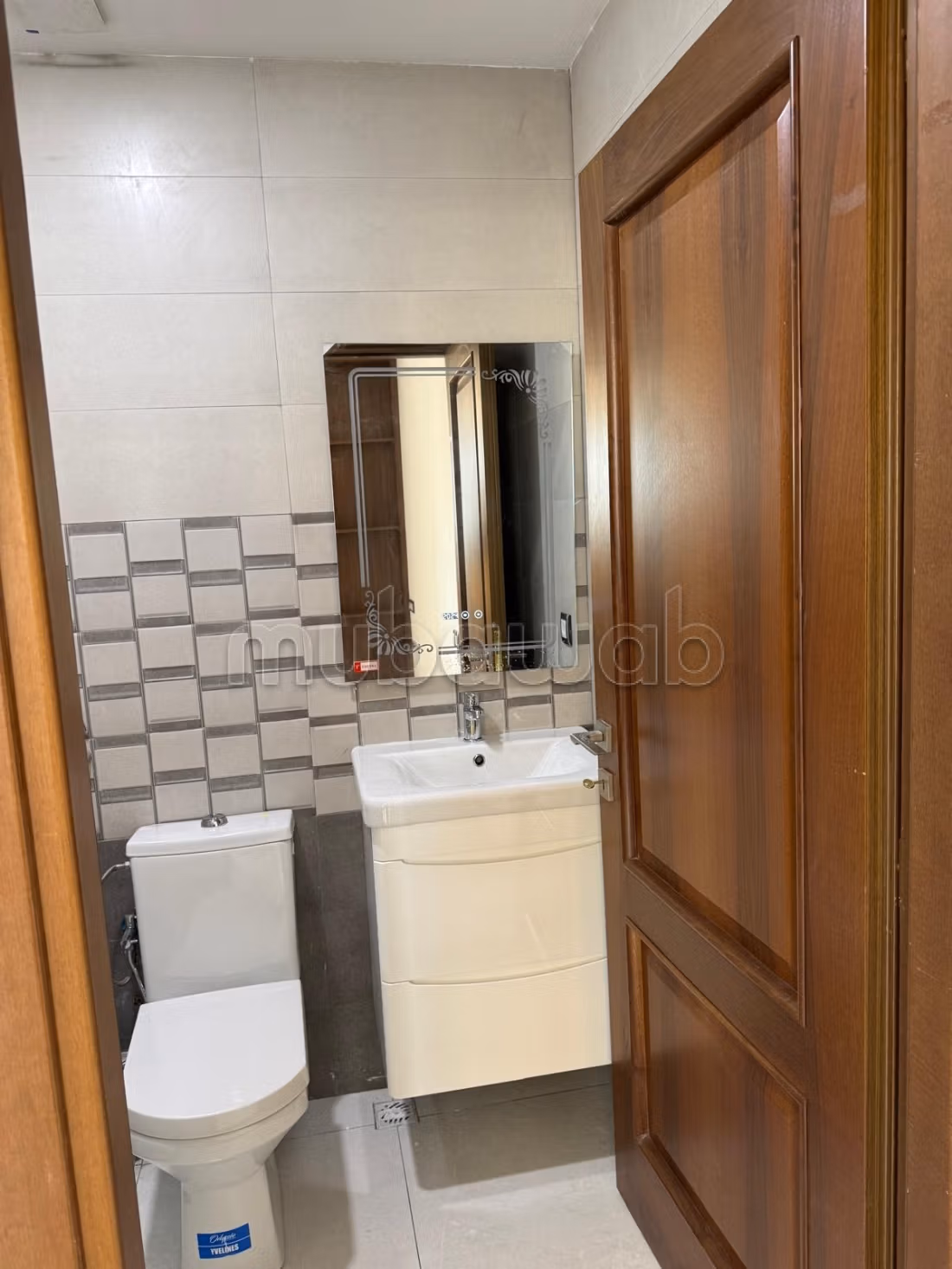 Appartement moderne avec vue ensoleillée et résidence sécurisée à Jnan Znata