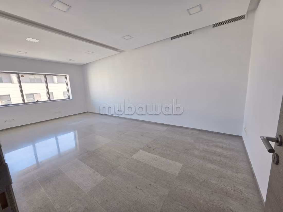 A louer un bureau de quatre pièces au lac 2
