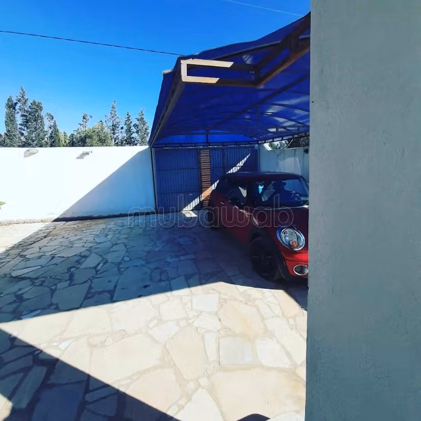 Belle maison à louer pour vos vacances. 
2 chambres. 
Porte blindée et chauffage central