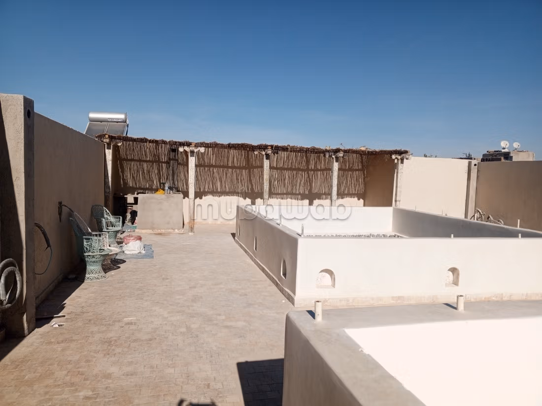Riad à vendre à Zaouia Sidi Ghalem. 8 pièces confortables. Piscine