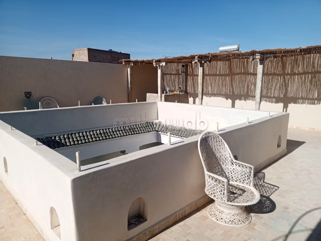 Riad à vendre à Zaouia Sidi Ghalem. 8 pièces confortables. Piscine
