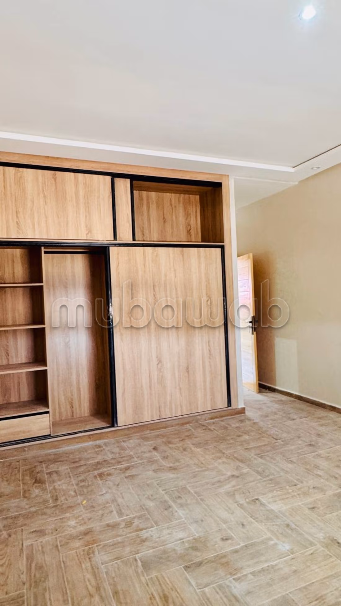 Apartment without overlooking both facades