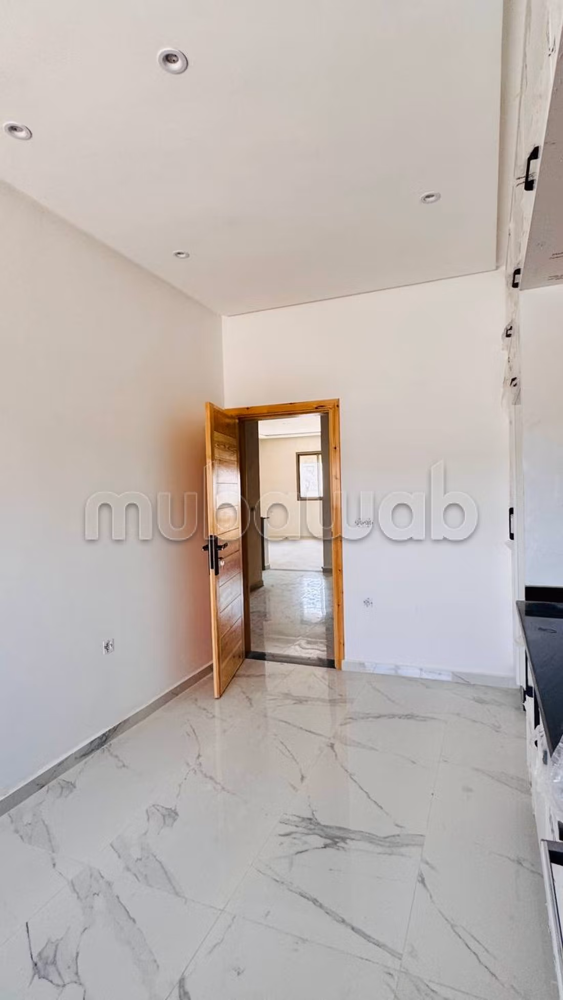 Apartment without overlooking both facades